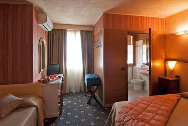 Holiday Rooms Antica Badia Volterra Exterior foto